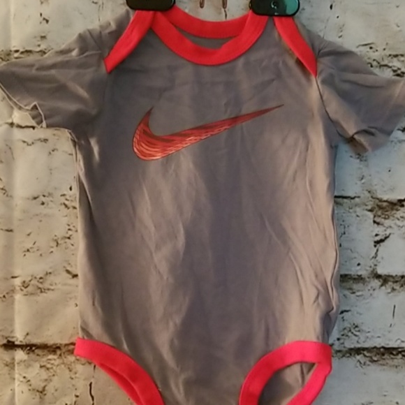 Bundle of 3, size 0-3m onsies - Picture 4 of 7